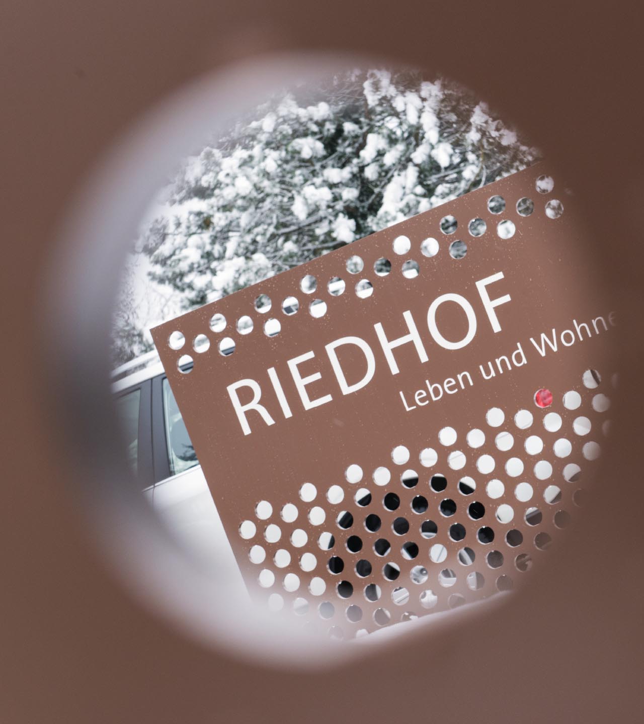 Riedhof, Leben im Alter, Altersheim, Pflegezentrum, Branding, Corporate Design, Werbung, Webdesign, Signaletik, Beschriftung, Information und Wegweisung, Social Media, Markendesign, Beschriftungs- und Reklamekonzepte, Kommunikationskonzept, Kampagnen, Events, Websites und mobile Applikationen, Logodesign, Logo, Signaletikrichtlinien, Fahrzeugbeschriftung, Grafik